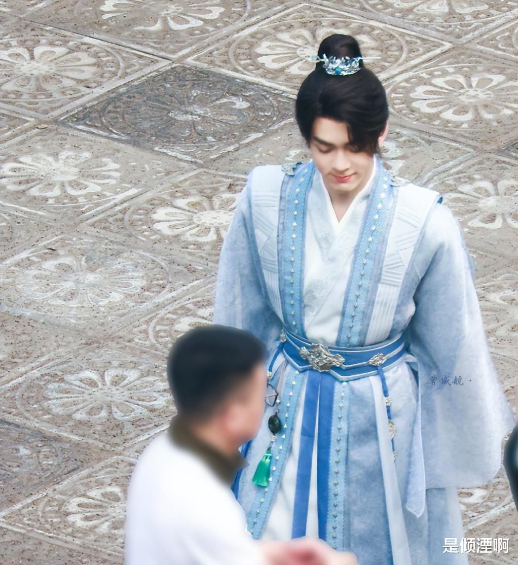 成毅|成毅《莲花楼》开机路透!绿衣古装颜值抢眼,肖顺尧让人眼前一亮!