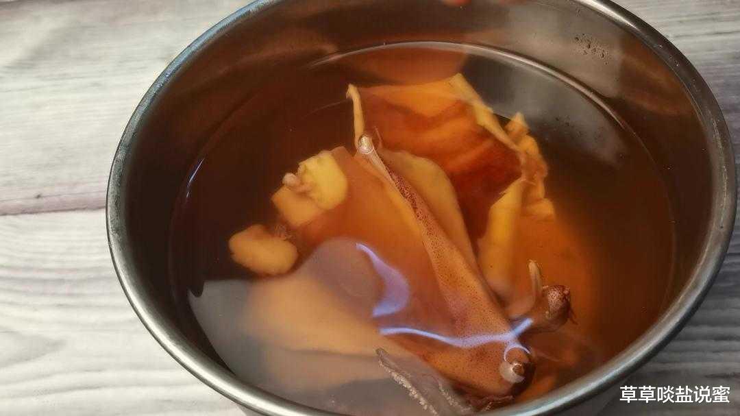 冬天的白萝卜堪称消防员，加上鱿鱼干一起炖汤，清甜鲜美不上火