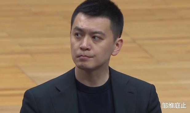 辽宁男篮|一错再错，杨鸣发布会上再引争议！辽媒称赞李春江，鼓励辽篮！