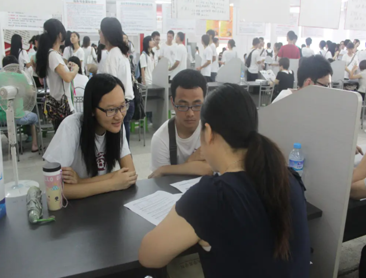 招聘|“中国铁路”公开招聘，平均工资7000起步，这类考生将被优先考虑