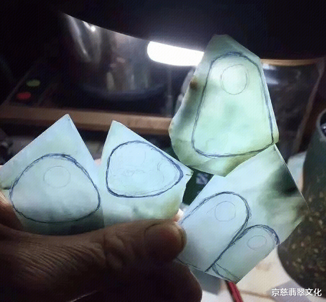 翡翠|土豪5000拿下巴掌大的石头,切开出现多条裂纹,不曾想成品竟出乎意料