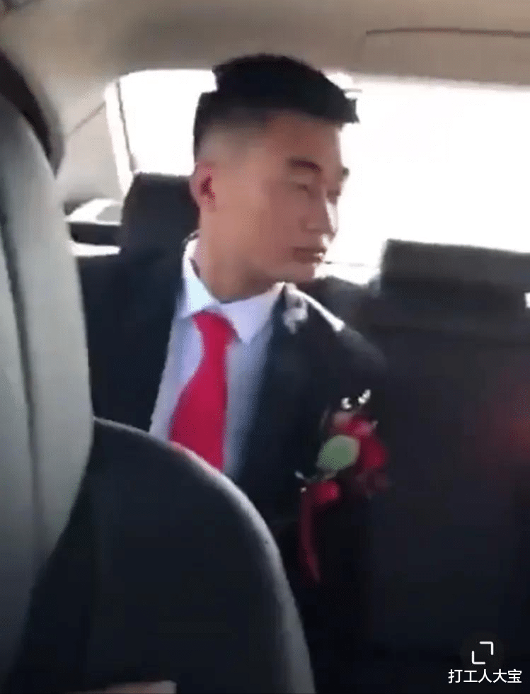 新娘盘腿坐车后座，腿上纹身惹眼，网友：新郎嫁给了社会人