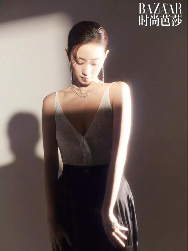 张小斐|张小斐拍时尚写真大秀美背：性感妩媚，堪称吸睛指数爆棚