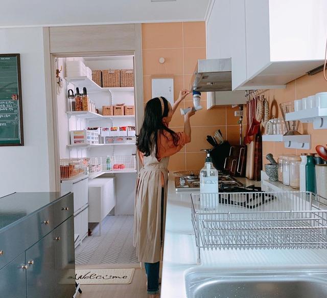 难怪这位韩国博主吸引上万粉丝!几平米厨房,柜子里都整整齐齐
