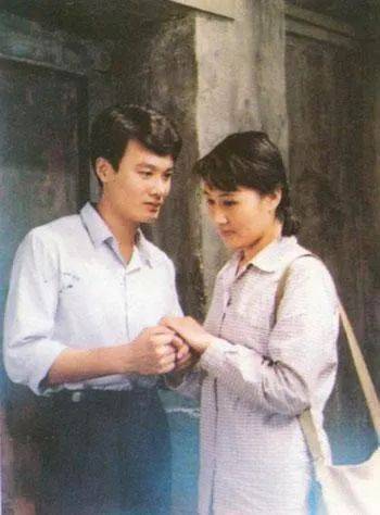 毛阿敏|富豪遗孀毛阿敏丧夫后首现身,拱手相让260亿巨额遗产