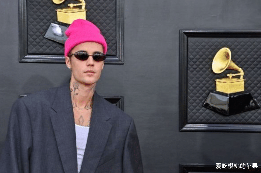 赛琳娜|老婆海莉在巴黎参加时装周，比伯偷偷给前任赛琳娜送花