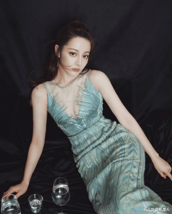 |瘦而不柴的女星身材赏心悦目，排骨胸、大头娃娃、畸形后背快走开