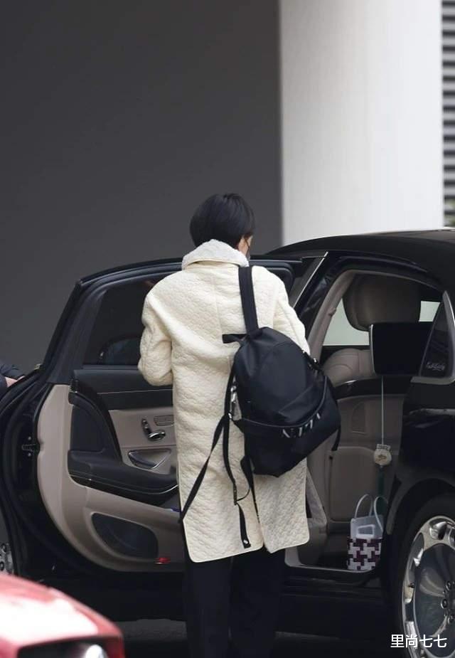 宋春丽|孙俪乘300万豪车走机场，专职司机接送太高调，日系风打扮显素雅