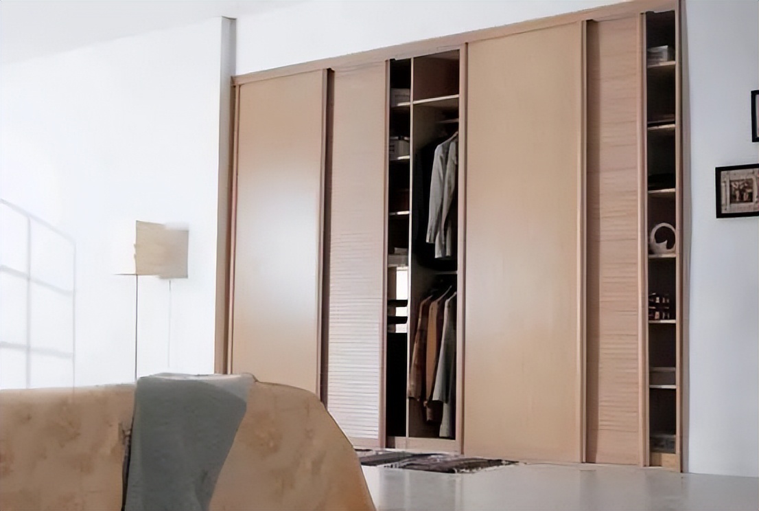 家里衣柜不要装这种门了，寿命短还不实用，真懊悔察觉太晚了