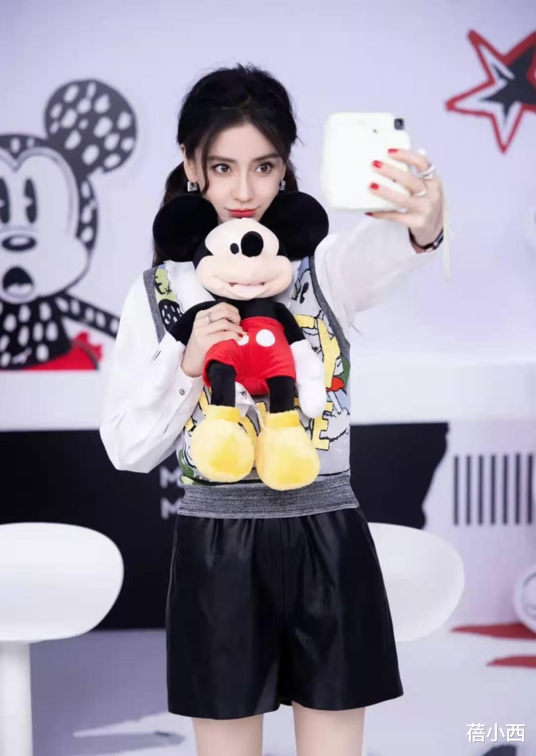 Angelababy|“Angelababy杨颖”气质真绝!穿抹胸上衣配超短裙,尽显细腰长腿
