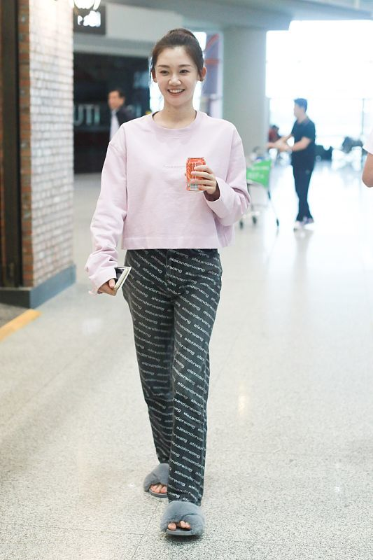 苗苗|郑恺妻子苗苗结了婚生了娃也有小姑娘样，穿粉卫衣好活泼，太嫩了