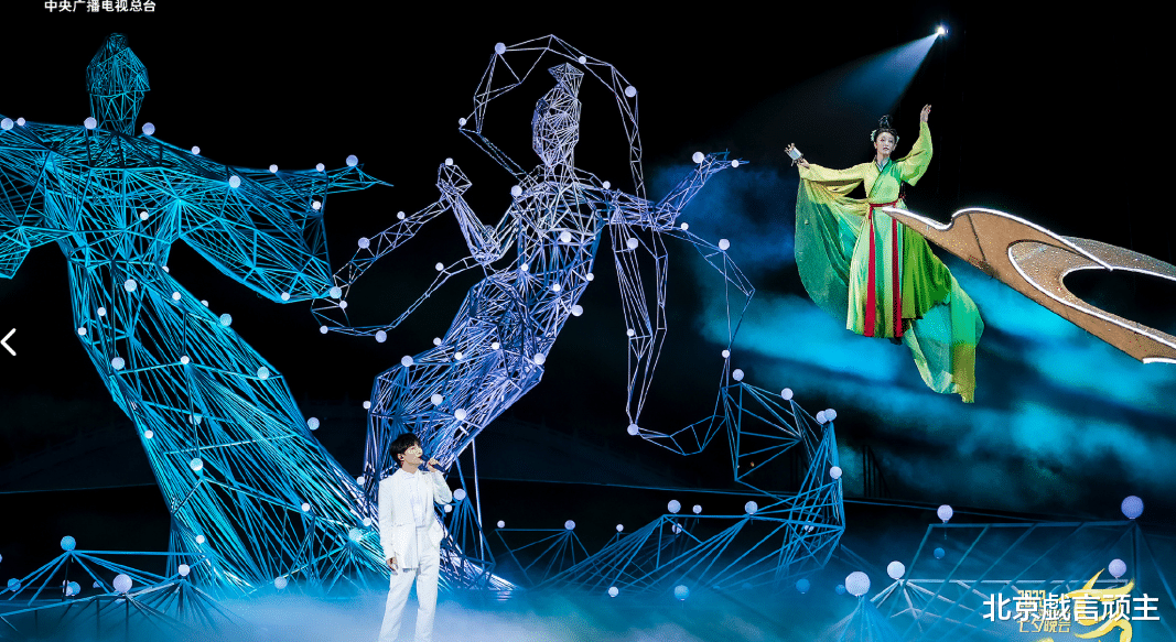 周深|央视夏日歌会引爆热搜，周深李健同框再续经典，三首金曲未播先火