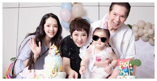 向太|向太晒年轻美照,纯天然颜值美艳动人,与刘德华同框氛围感好强