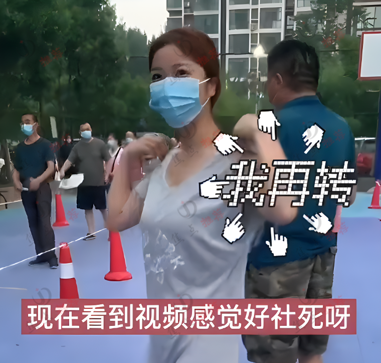 新型冠状肺炎|高手!女子排队做核酸衣服穿反,路人提醒后女子当场把衣服穿正