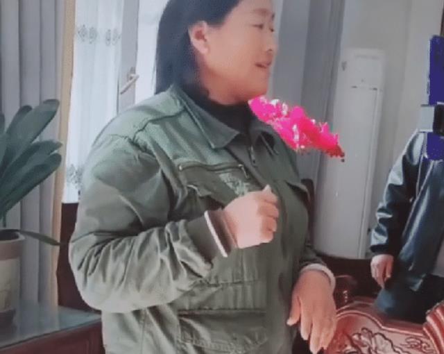 朱单伟|朱单伟晒出大衣嫂吃播视频，用手抓菜，引发了不少网友的热议