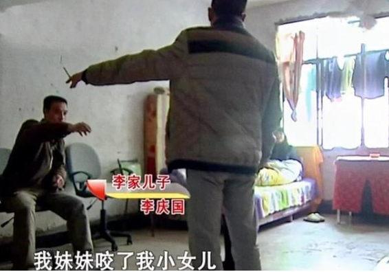 老人拆迁分5套房,儿子三套,两个女儿各一套,儿子不满暴打母亲