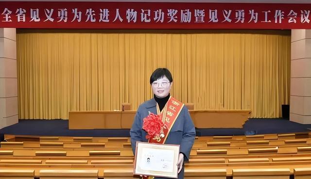 货车强行冲卡拖拽交警，危急时刻女教师开车挡下，评论区却沦陷了