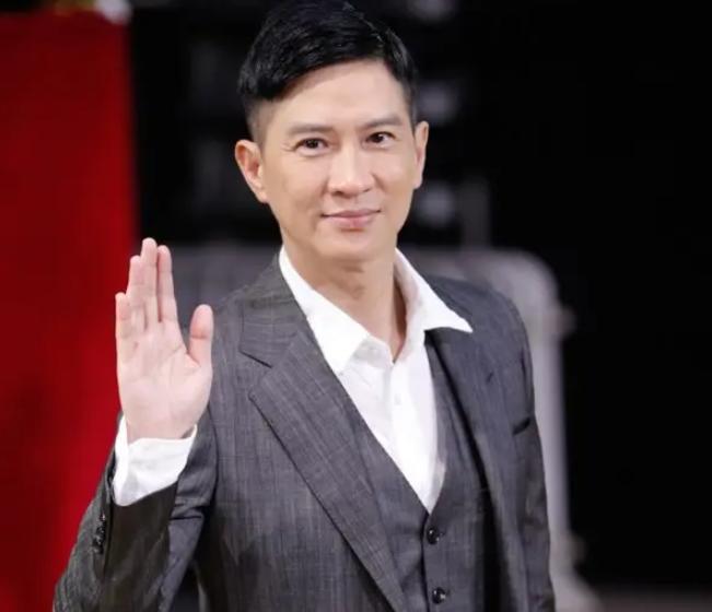 秦海璐|刘涛秦海璐街头拍戏，大口撸串没包袱，见被偷拍配合镜头被赞温柔