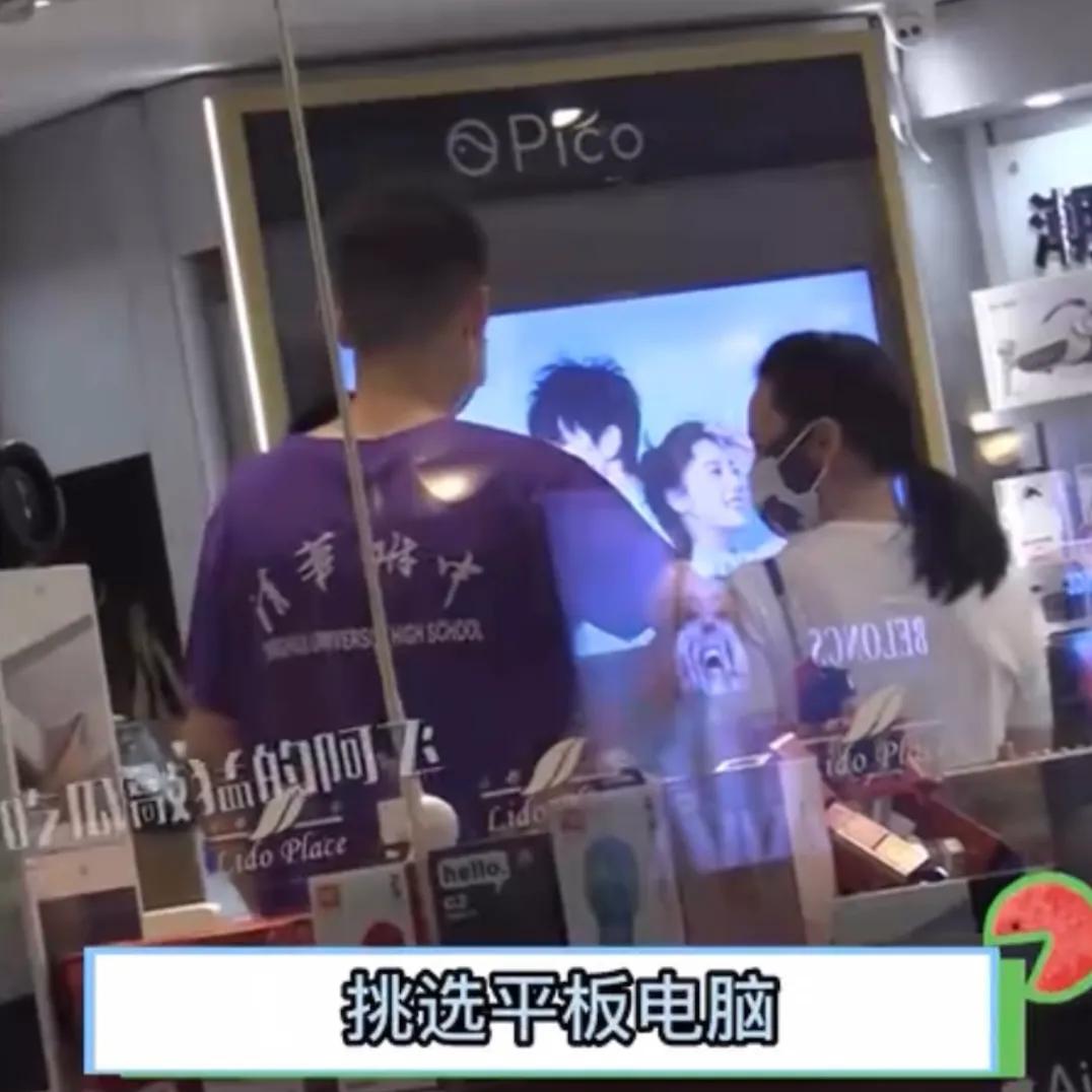 蒋勤勤|蒋勤勤和大儿子同框，15岁小老比妈妈高出一个头，身高直逼一米九