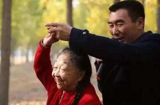 李玉成|马玉琴过85岁大寿,70岁婆婆到场祝贺,真实身份被扒,网友:该封