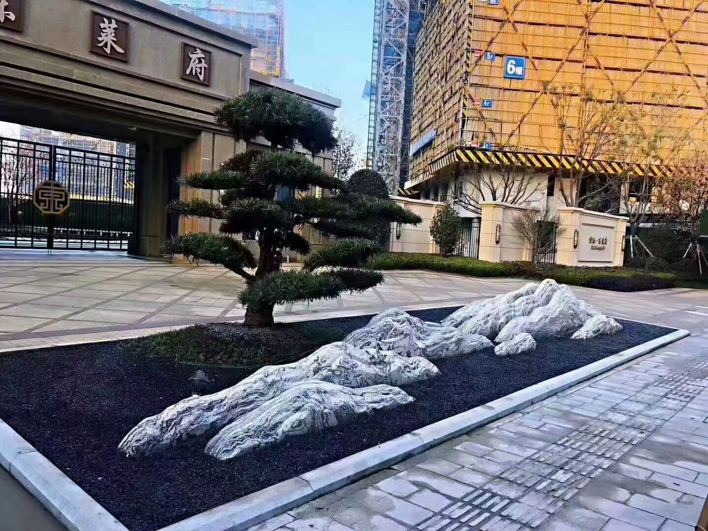 雪浪石枯山水装饰酒店大堂,抬高了酒店的档次!