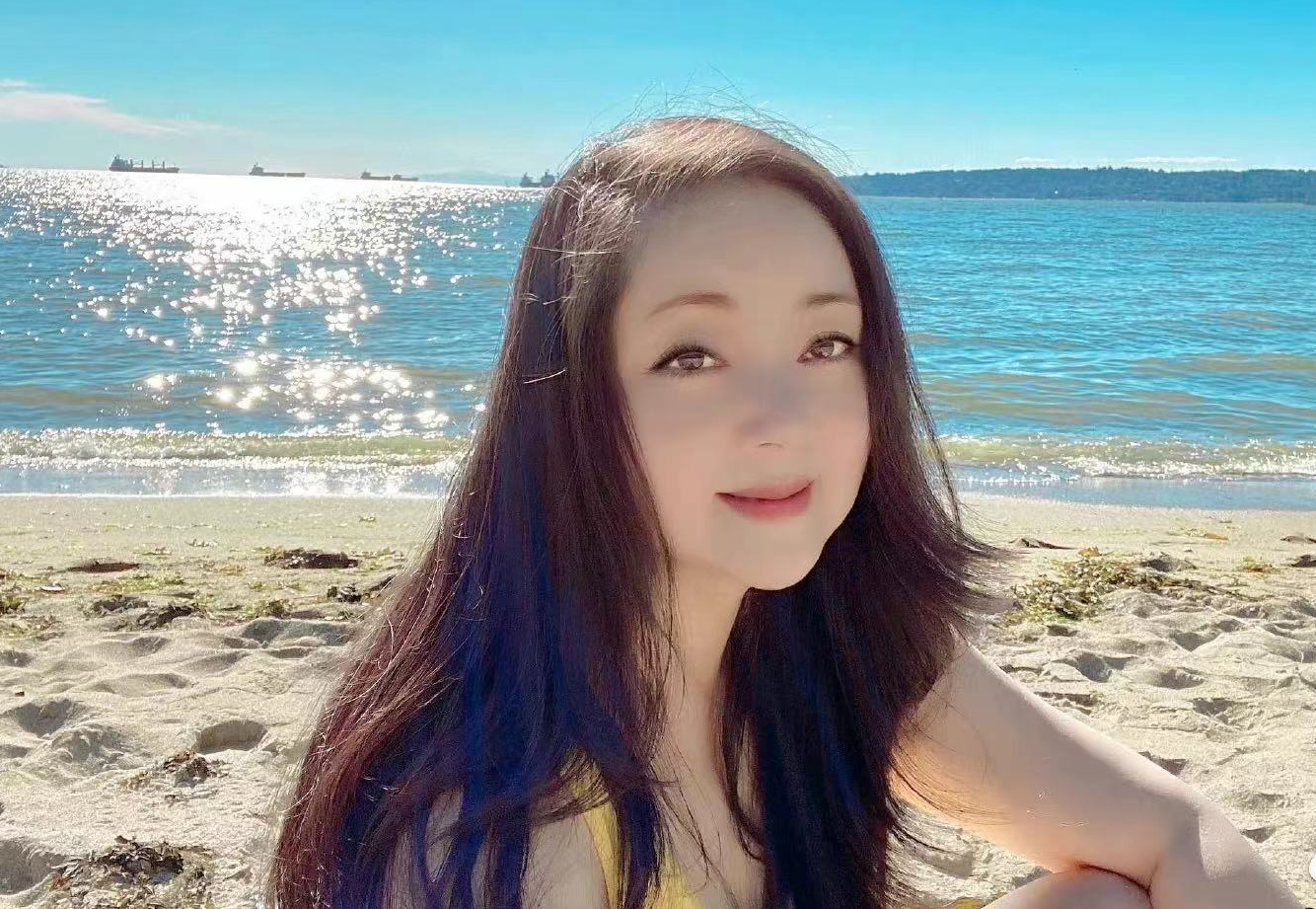 张莉|薛宝钗张莉定居加拿大庆57岁！打扮少女美满似冻龄，仍未婚成富婆