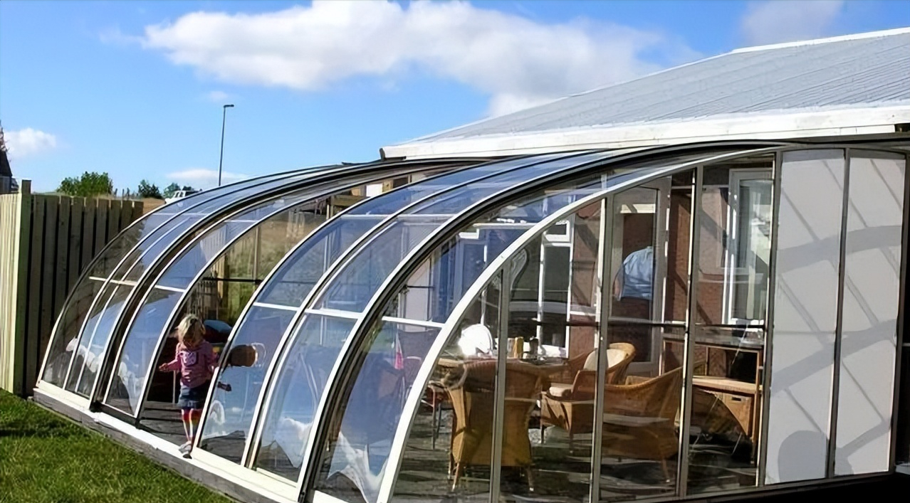 房地产行业|别做传统阳光房了，现在这种流行折叠阳光房，随时随地都能收起来