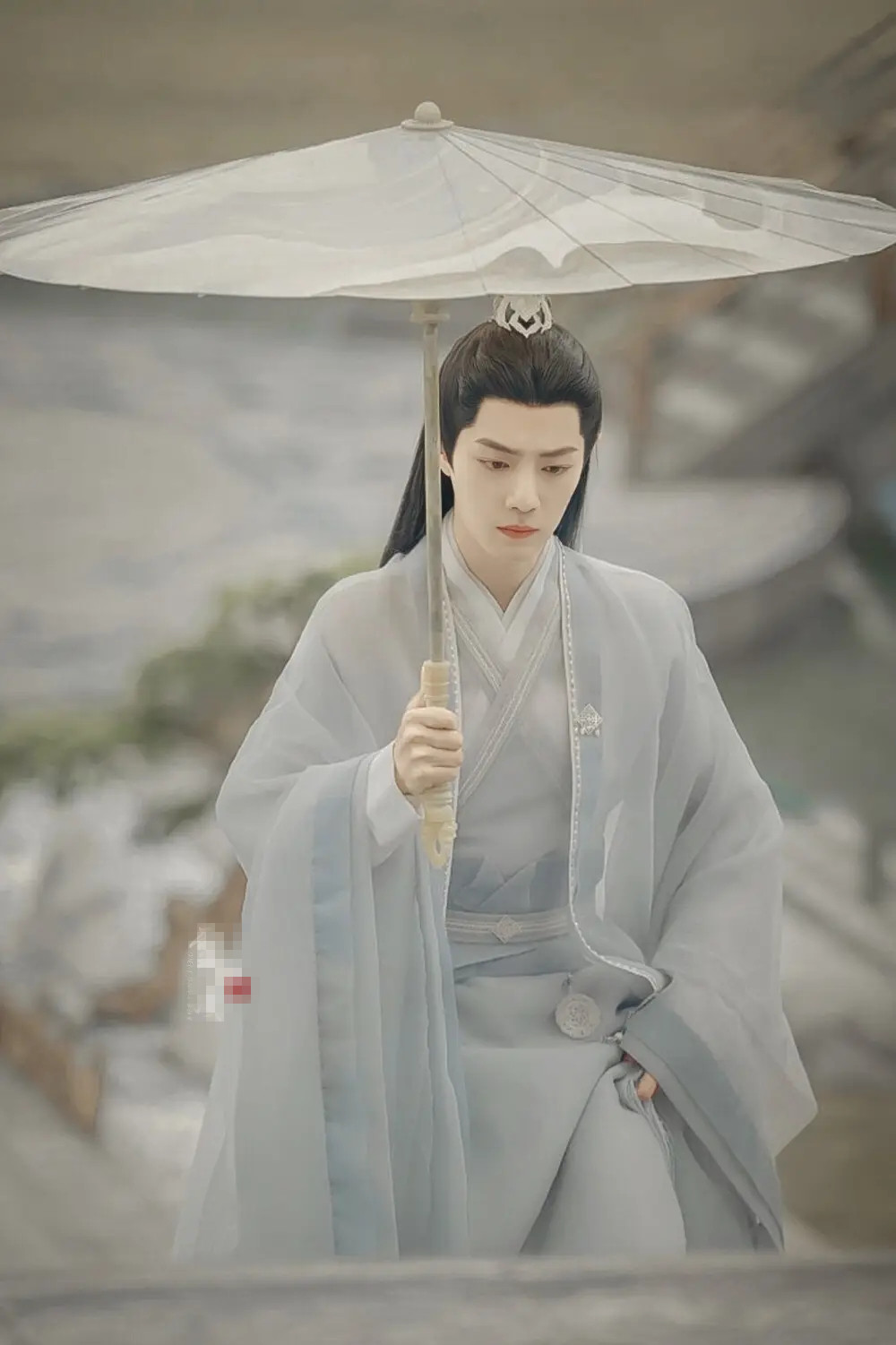 肖战|30岁肖战学生造型曝光又白又嫩又秀气毫无违和感 获保镖护送阵势大