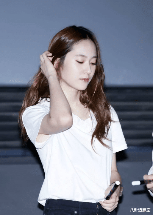 于和伟|郑秀妍与妹妹合体晒照庆圣诞,郑秀晶面部凹陷额头肿胀被指认不出