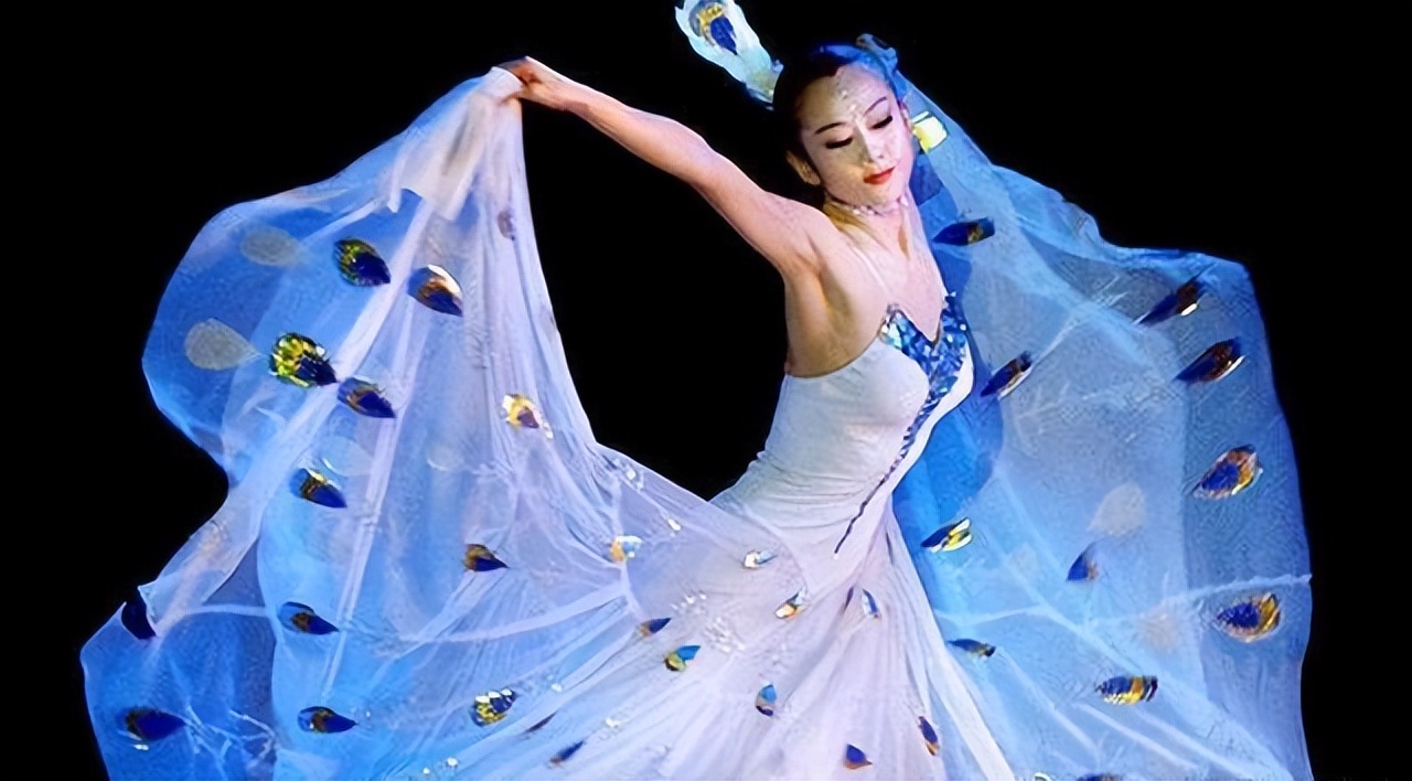 杨丽萍|63岁杨丽萍和母亲湖边吃饭，十厘米长指甲抢镜，每年保养花费18万