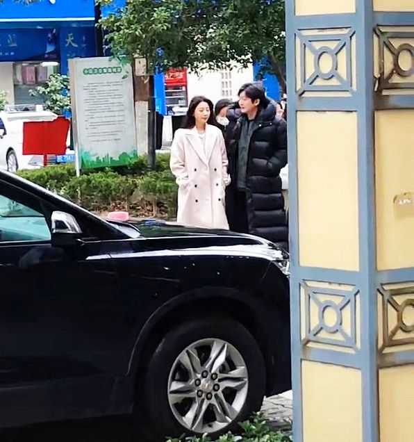 殷桃|苏州：演员殷桃现身小区拍戏，身材曼妙有女人味，“已年过四十”