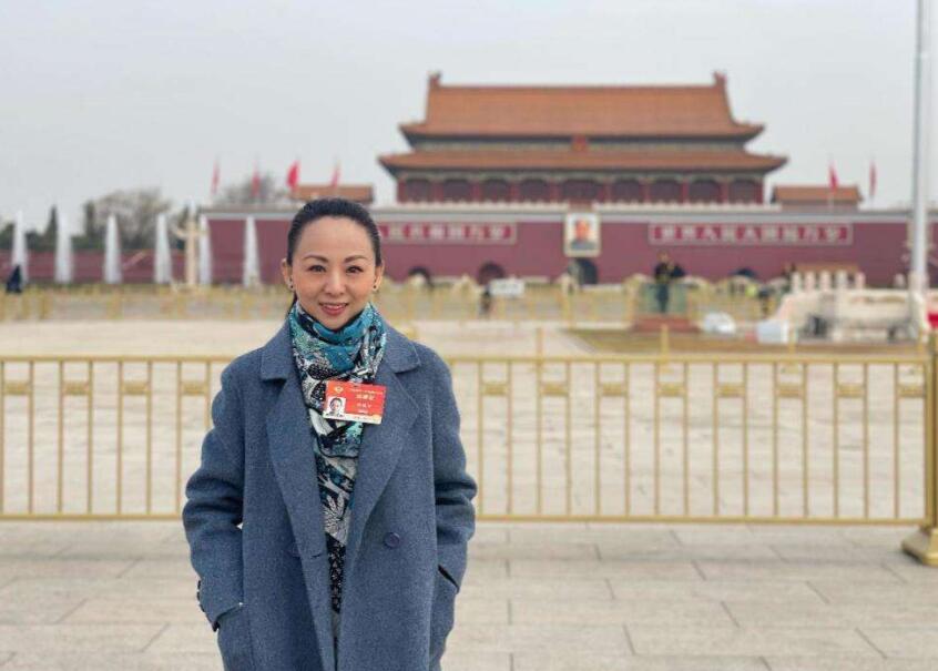 邰丽华|因幼年失聪而自卑，凭借春晚舞台被观众记住，网友：一个正能量的中国传奇人物！