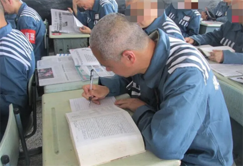 1992年,江苏一死刑犯天天看字典,写出182页文稿,获最高法改判