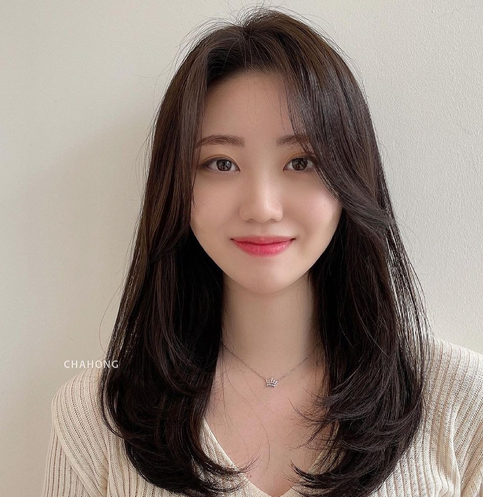 发型 女发别再烫满头小卷发了，太老气，现在流行这几种显年轻的发型