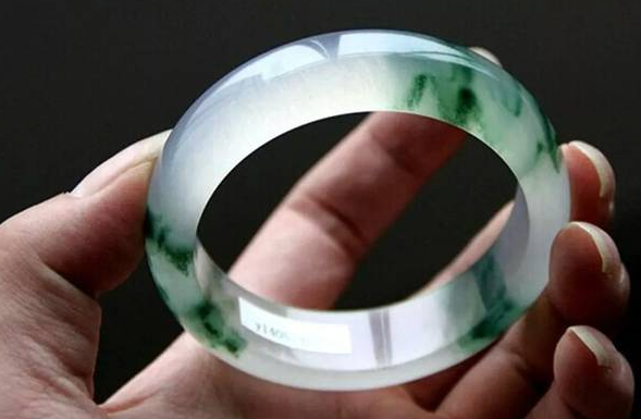 翡翠手镯|新手挑选翡翠手镯,以颜色和质地为主要,用自己的肉眼观察