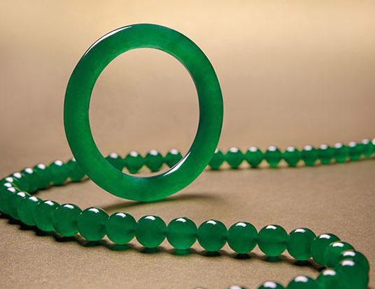 邮票|哪些是中等翡翠手镯？价格有什么衡量区间吗？行家来教你了解