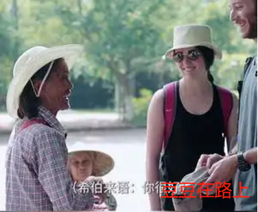 七旬奶奶景区卖水 自学11国语言