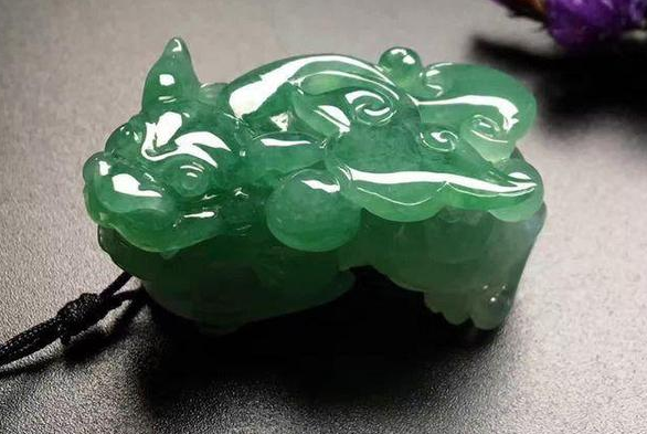 雕刻|翡翠传说当中，貔貅翡翠能够带来好运，金蟾翡翠能够带来财运