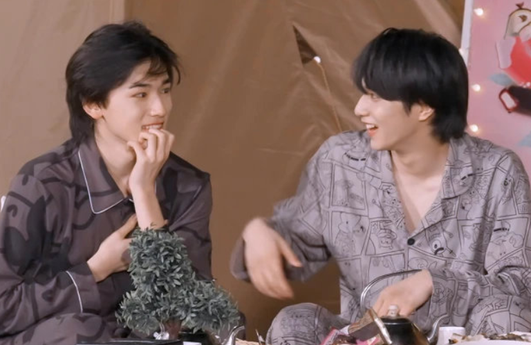 美剧|宋亚轩：让老板帮他遛狗，出道后成为团宠，18岁的他有什么魅力