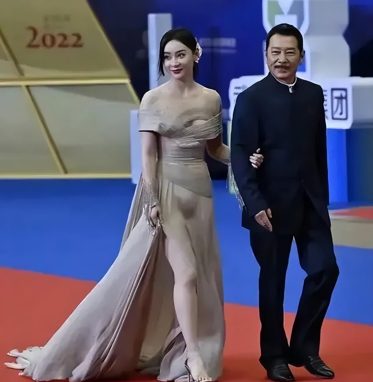 秦岚|高开叉裙，别乱穿，袁姗姗腿粗，周冬雨假性感，还是这些明星赢了