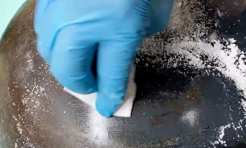 家里炒菜锅有锈还很脏怎么办?用一个口罩立马解决