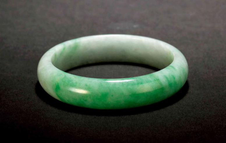 翡翠手镯|哪种翡翠手镯是好的？色调对手镯有多大干扰？翡翠手镯色调盘点