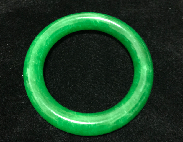 翡翠手镯|翡翠手镯雕刻重要吗?价值受到什么因素影响?了解清楚不怕被骗