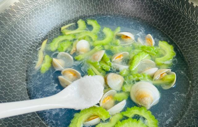 三伏天将至,建议中老年人要学会忌嘴,牢记3吃4不吃,安稳过盛夏