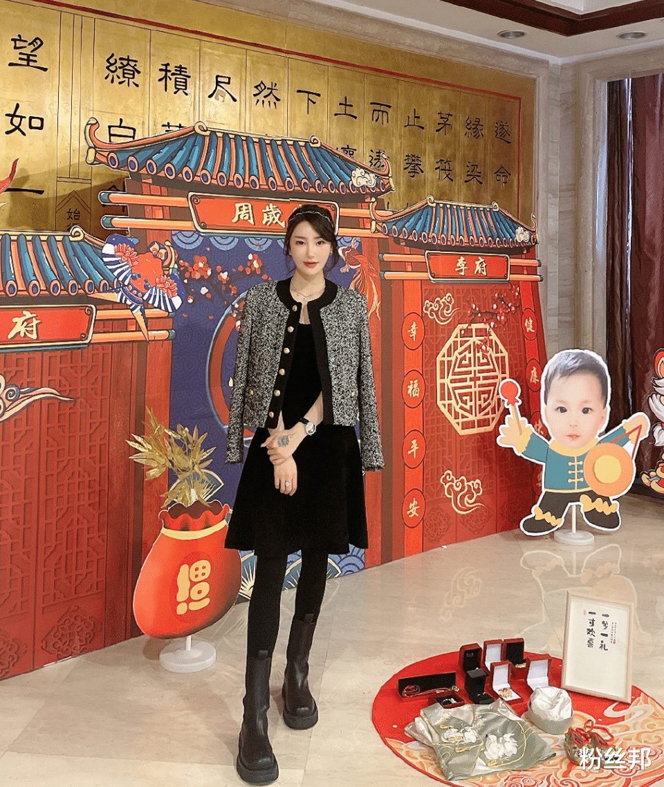 马思纯|天佑二儿子周岁宴,陈静莹晒一家四口全家福,只比女儿小十几天