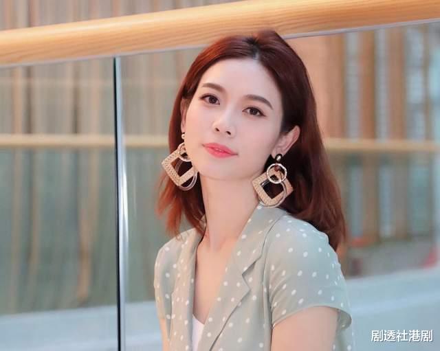 TVB前知名长腿女神低调炫富！戴百万名牌手表，赔钱离巢发展