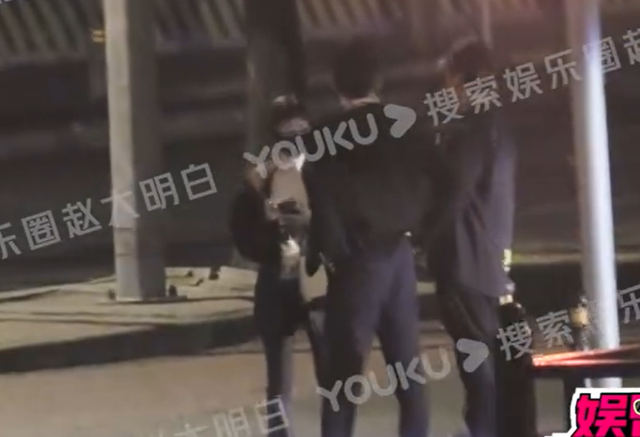 蓝盈莹|?吴京与张译私下聚餐被拍!路边热聊手舞足蹈,一个箭步扑友人身上