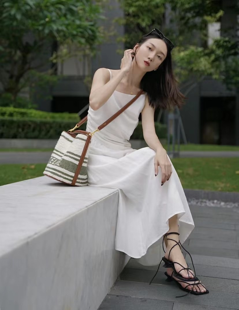 穿凉鞋的季节又到了，什么凉鞋配什么下装，穿对了“整容级”好看