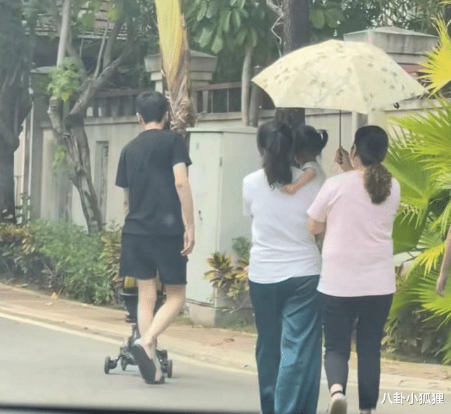 唐艺昕|张若昀唐艺昕一家三口同游三亚，1岁多女儿扎小辫头发浓密超可爱