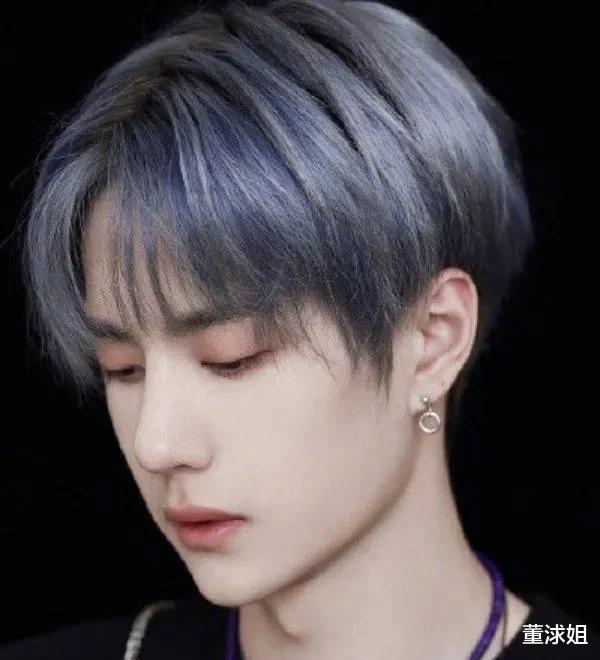 肖战|王一博爱啃鸭脖，肖战爱吃薯片，看到千玺的最爱：口味真重